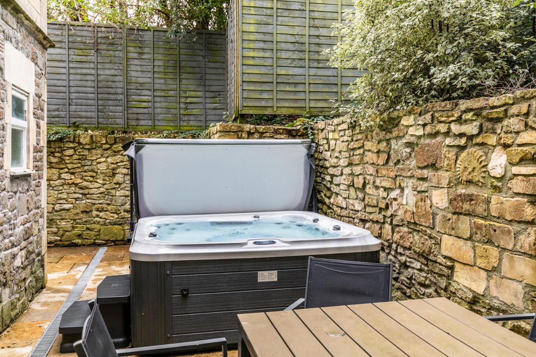 באת' Locksbrook Lodge - Hot Tub - Spacious Outdoor Space מראה חיצוני תמונה