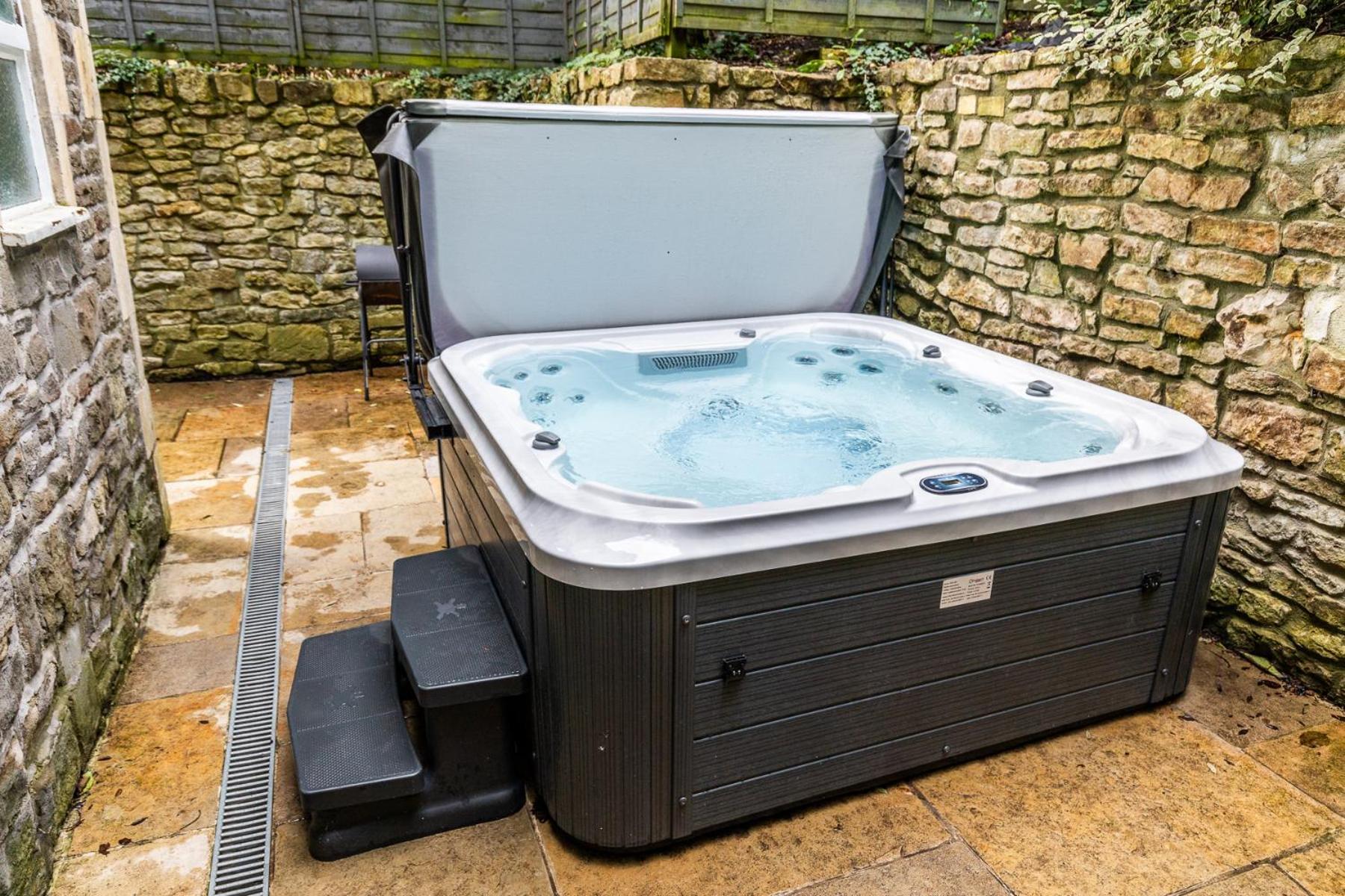 באת' Locksbrook Lodge - Hot Tub - Spacious Outdoor Space מראה חיצוני תמונה
